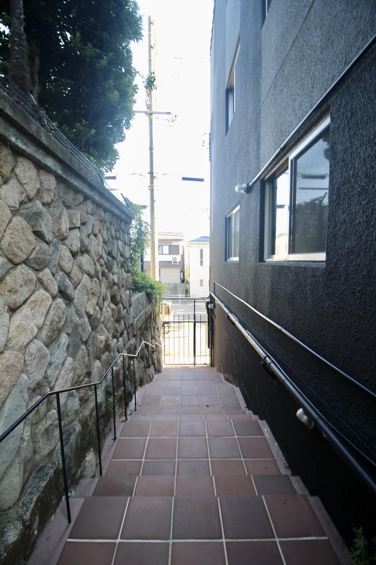 神戸市灘区篠原北町の賃貸物件/庭へと続くアプローチ