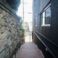 神戸市灘区篠原北町の賃貸物件/庭へと続くアプローチ