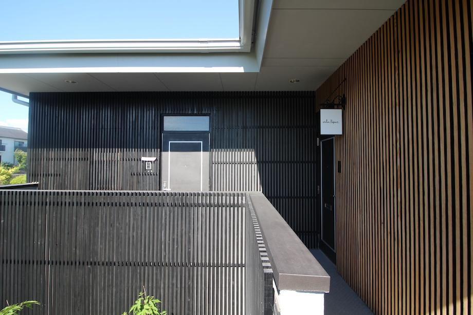 芦屋市翠ケ丘町の賃貸物件/木のルーバーの外観が洗練された雰囲気