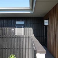 芦屋市翠ケ丘町の賃貸物件/木のルーバーの外観が洗練された雰囲気