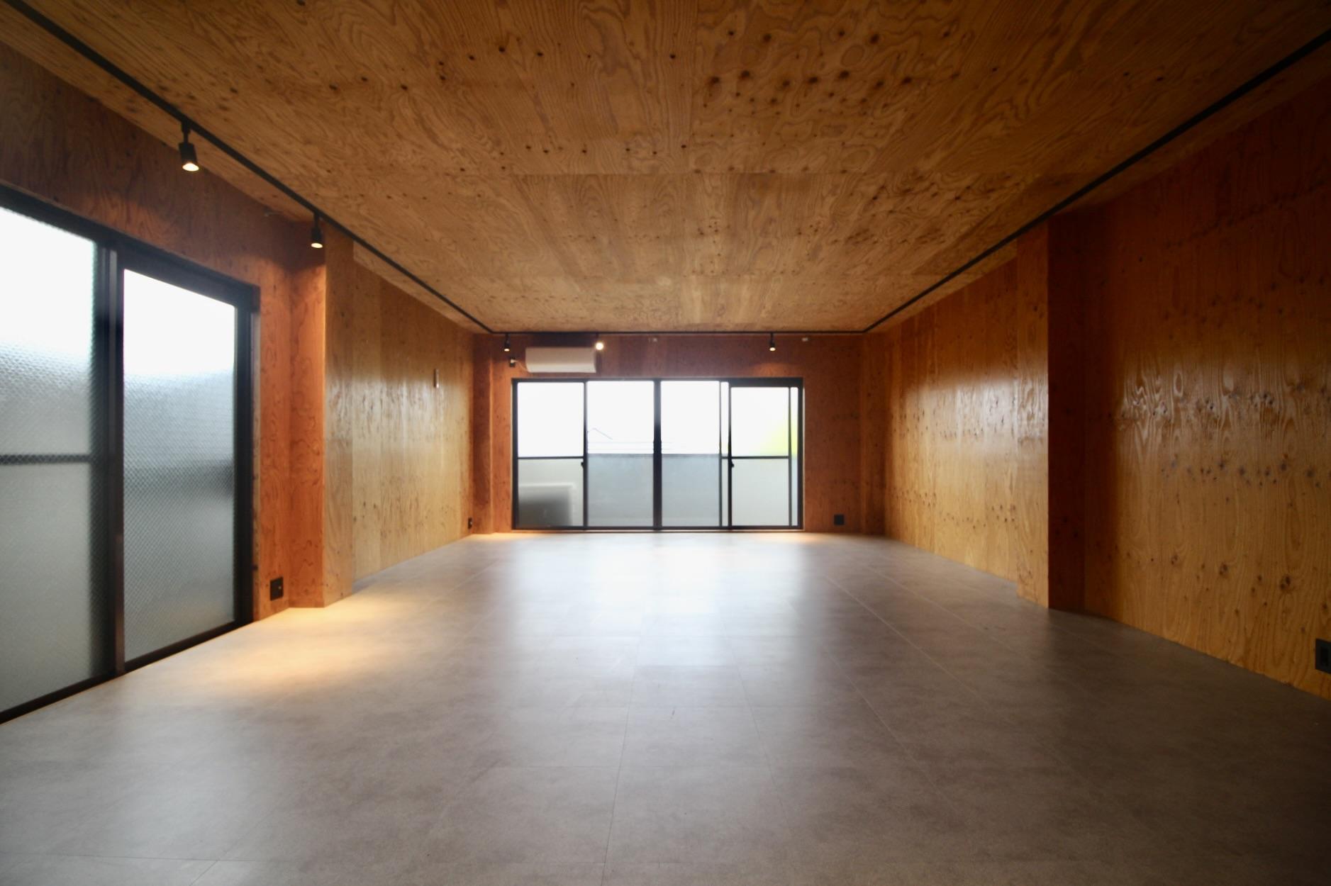 芦屋市翠ケ丘町の賃貸物件/ダクトレールのスポットライトが、スタジオやアトリエのような雰囲気を醸し出しています