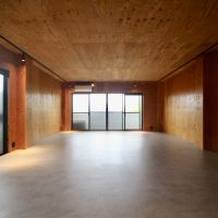 芦屋市翠ケ丘町の賃貸物件/ダクトレールのスポットライトが、スタジオやアトリエのような雰囲気を醸し出しています