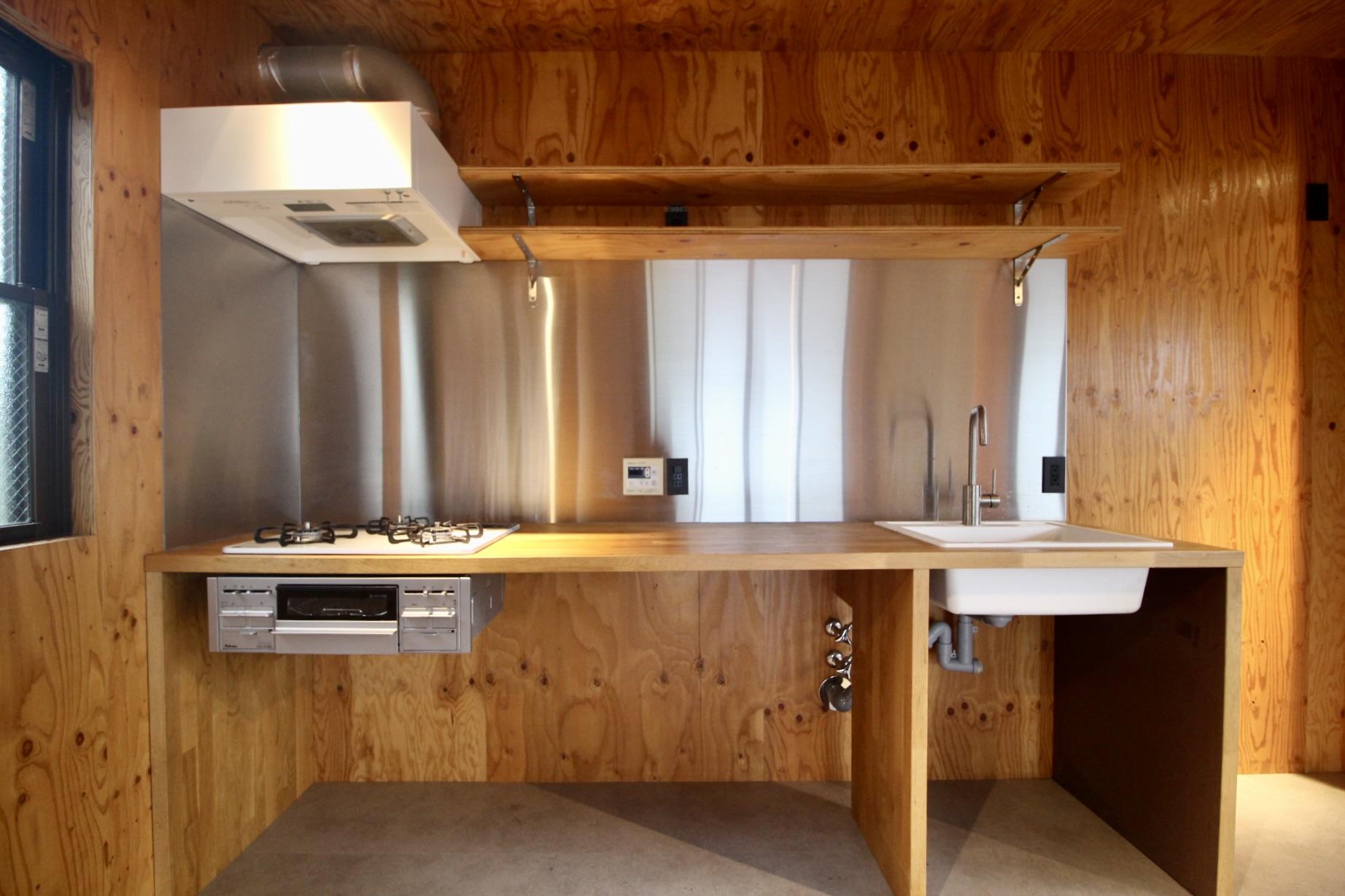 芦屋市翠ケ丘町の賃貸物件/木製カウンターにスタイリッシュなステンレスシンク