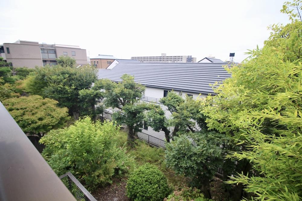 芦屋市翠ケ丘町の賃貸物件/バルコニーからは、眼下に広がる庭の緑を楽しめます