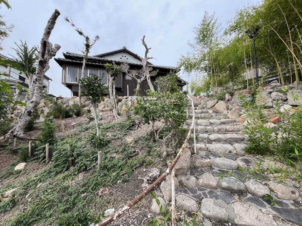 神戸市長田区丸山町の売買物件/小高い丘の上に立つ小屋