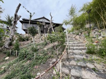 神戸市長田区丸山町の売買物件/古屋へと誘うアプローチ