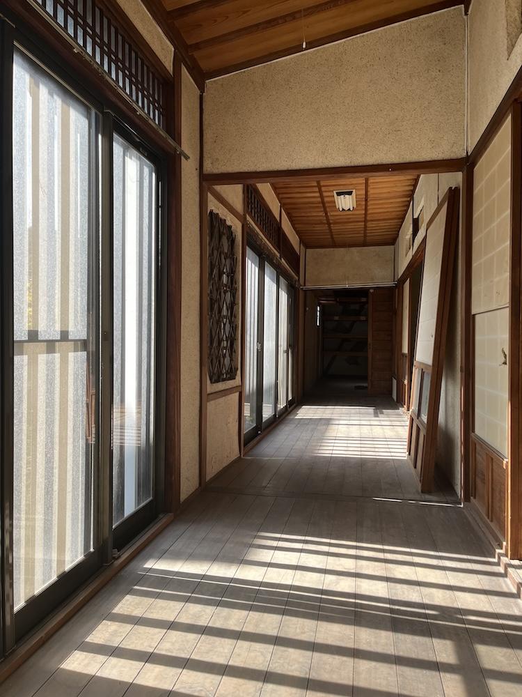 神戸市長田区丸山町の売買物件/廊下に木漏れ日が溢れます。
