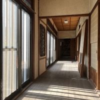 神戸市長田区丸山町の売買物件/廊下に木漏れ日が溢れます。