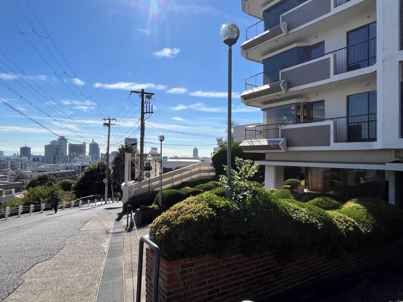 神戸市中央区北野町の賃貸物件/高台にあるマンションに至る坂道の風景も素敵