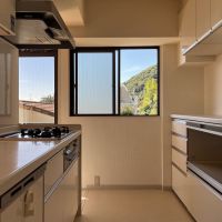 神戸市中央区北野町の賃貸物件/キッチンの窓からは山の景色も
