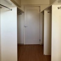 神戸市中央区北野町の賃貸物件/大容量のクローゼットルーム。窓もあります