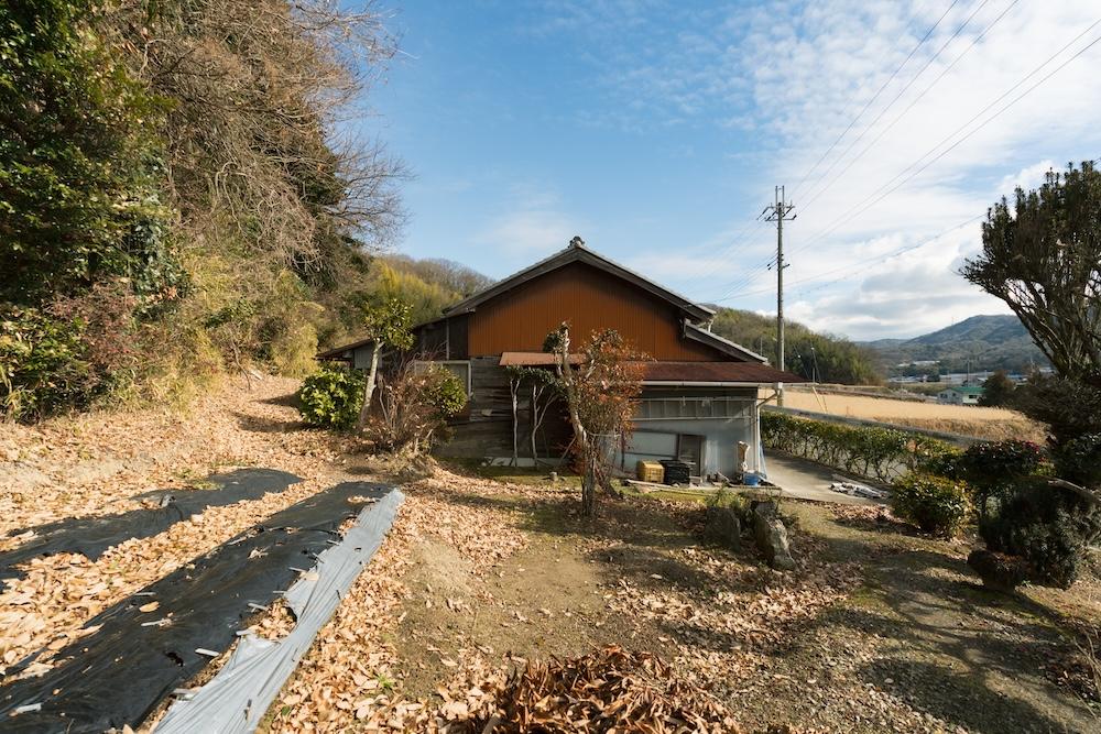 神戸市北区淡河町萩原の売買物件/北西側にある畑と平屋