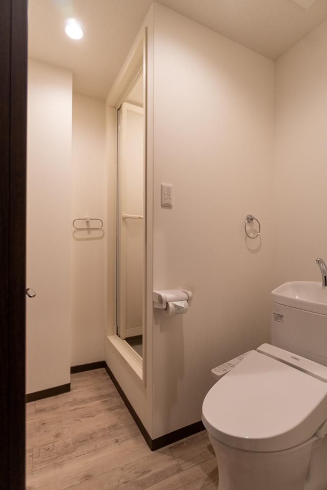 神戸市中央区山本通の賃貸物件/トイレとその横にシャワールーム