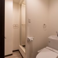神戸市中央区山本通の賃貸物件/トイレとその横にシャワールーム