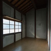 神戸市北区有野町唐櫃の売買物件/玄関土間横のちょっとした小上がりスペース