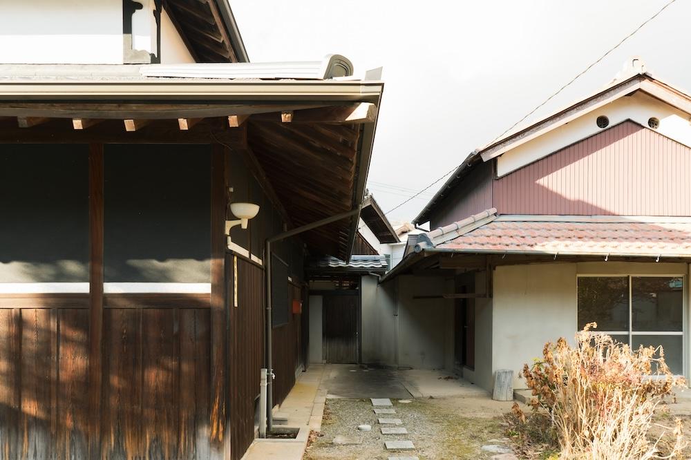 神戸市北区有野町唐櫃の売買物件/母屋と離れの間を通って、奥の蔵へ