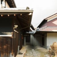 神戸市北区有野町唐櫃の売買物件/母屋と離れの間を通って、奥の蔵へ