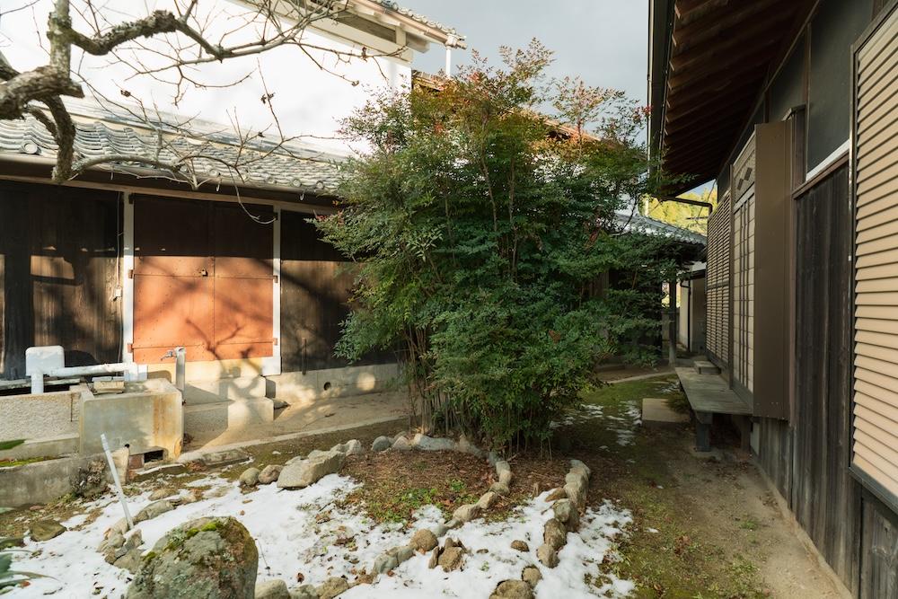 神戸市北区有野町唐櫃の売買物件/中庭と蔵