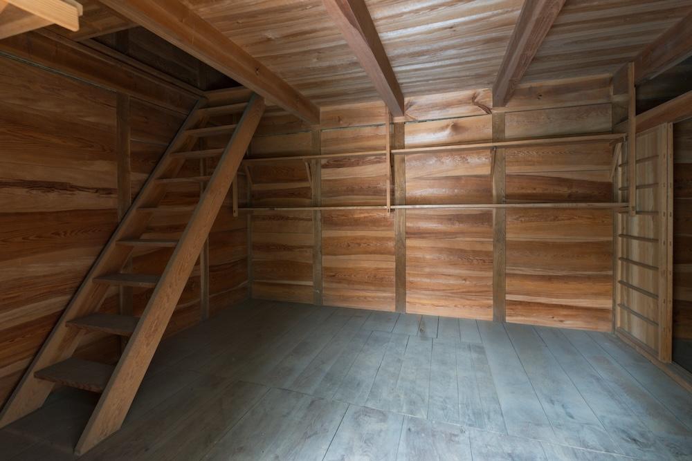 神戸市北区有野町唐櫃の売買物件/2階建の蔵。掃除するだけで使えそう