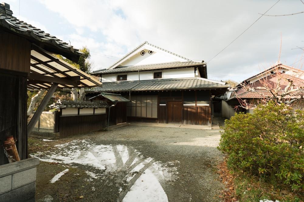 神戸市北区有野町唐櫃の売買物件/車は母屋の前のスペースに