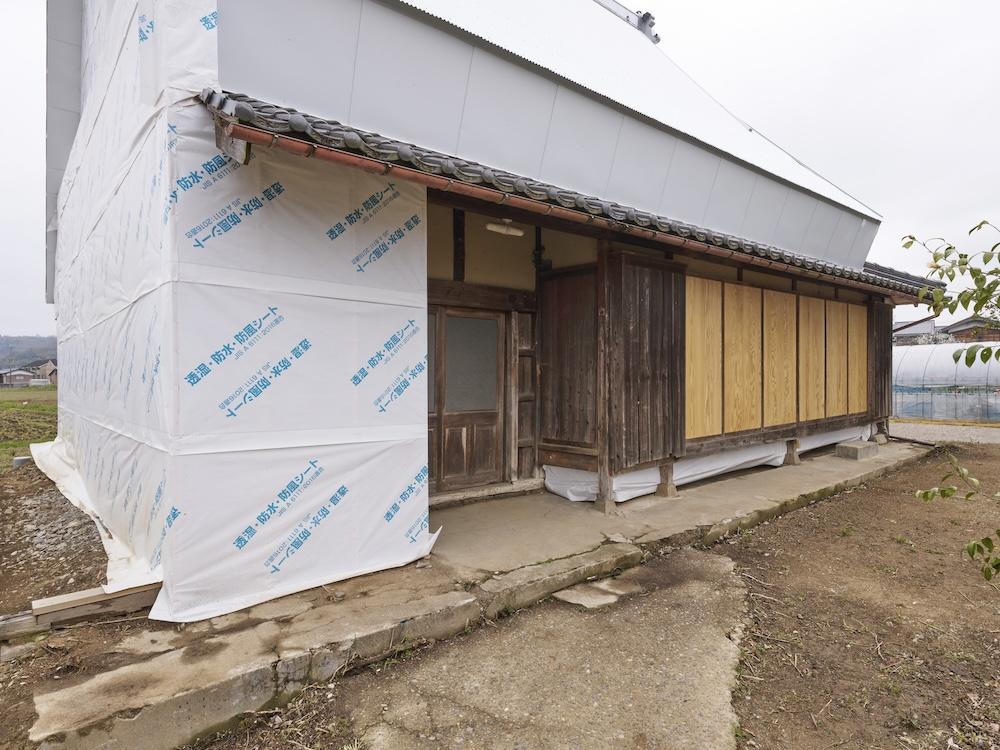 豊岡市清冷寺の売買物件/工事中なので防水シートが貼られた状態ですが、玄関だけでも趣を感じます