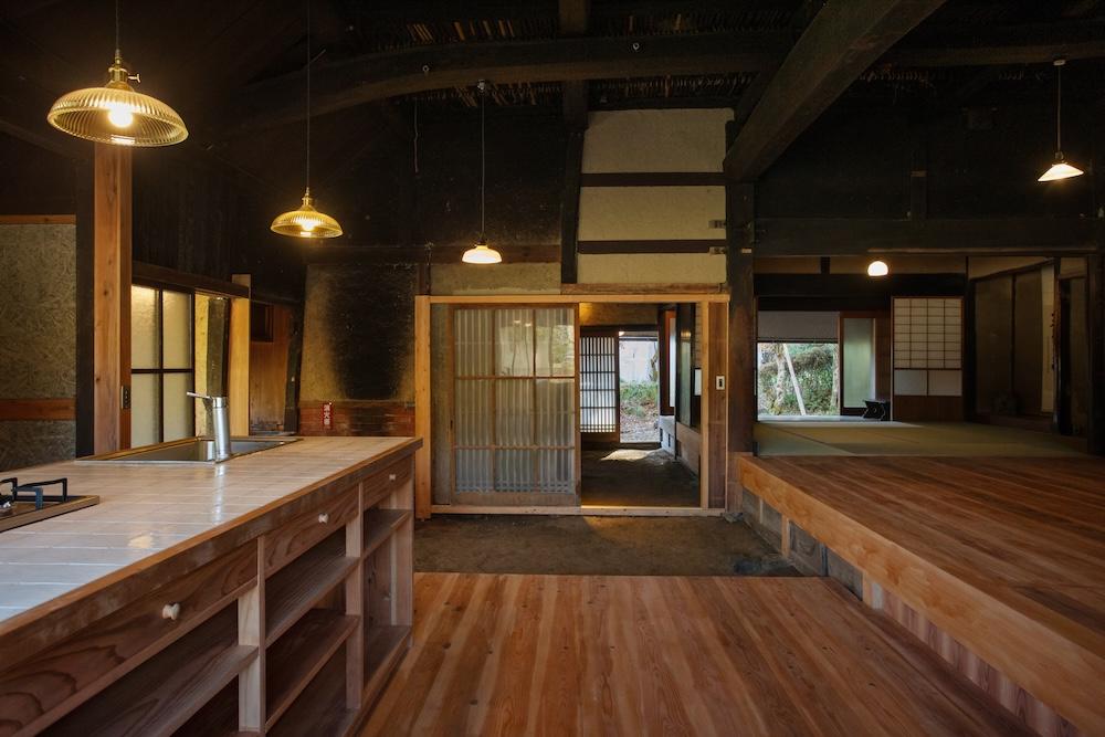 丹波篠山市市野々の賃貸物件/キッチンから広い土間へと繋がっています