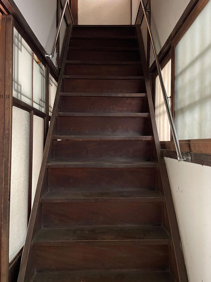 神戸市西区岩岡町岩岡の売買物件/桜の無垢板の階段もいい味わい