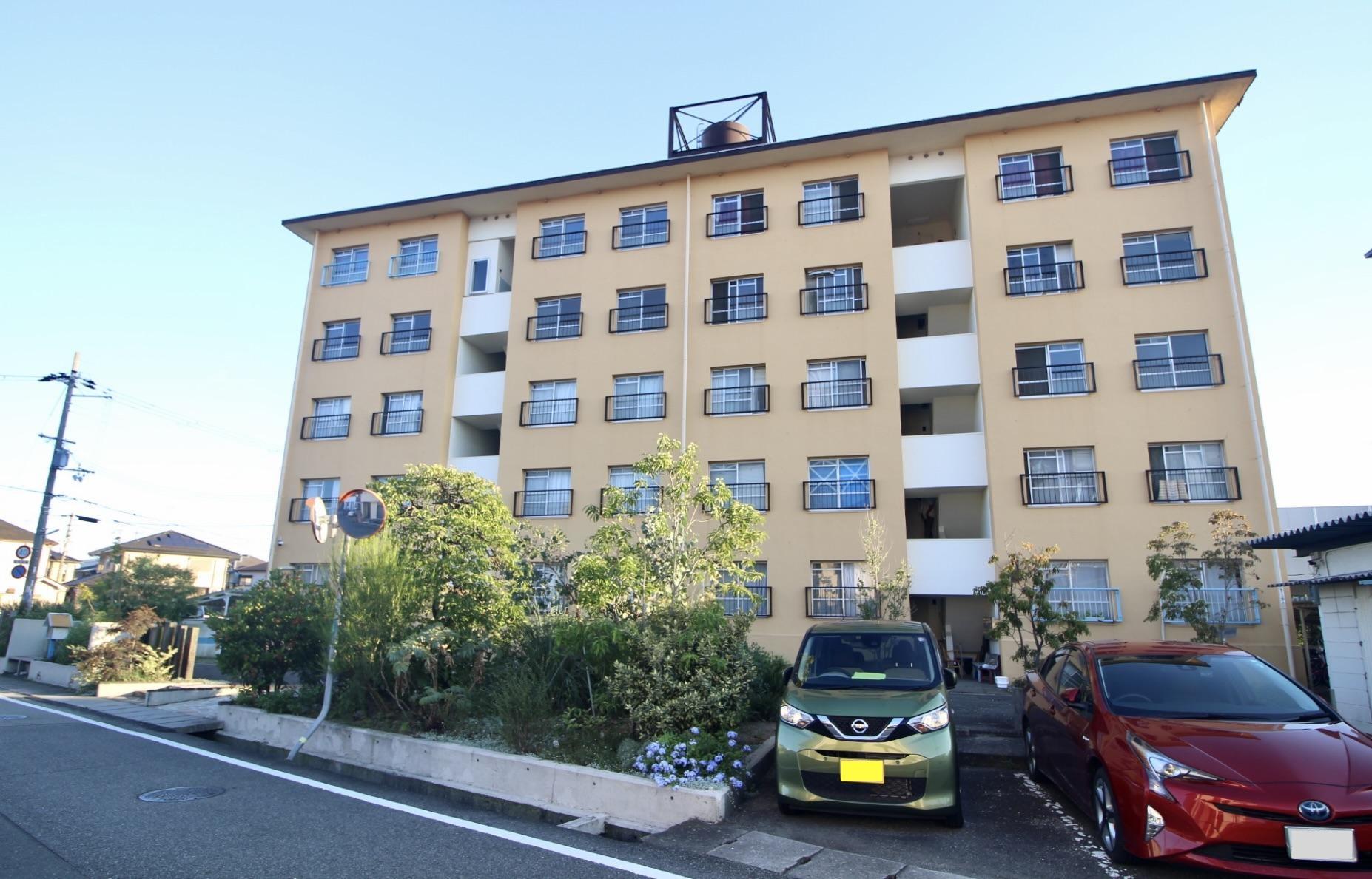 加古郡播磨町北本荘の賃貸物件/緑があふれ、素敵なベンチが設置され、心地よい空気感が漂うマンション
