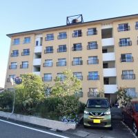 加古郡播磨町北本荘の賃貸物件/緑があふれ、素敵なベンチが設置され、心地よい空気感が漂うマンション