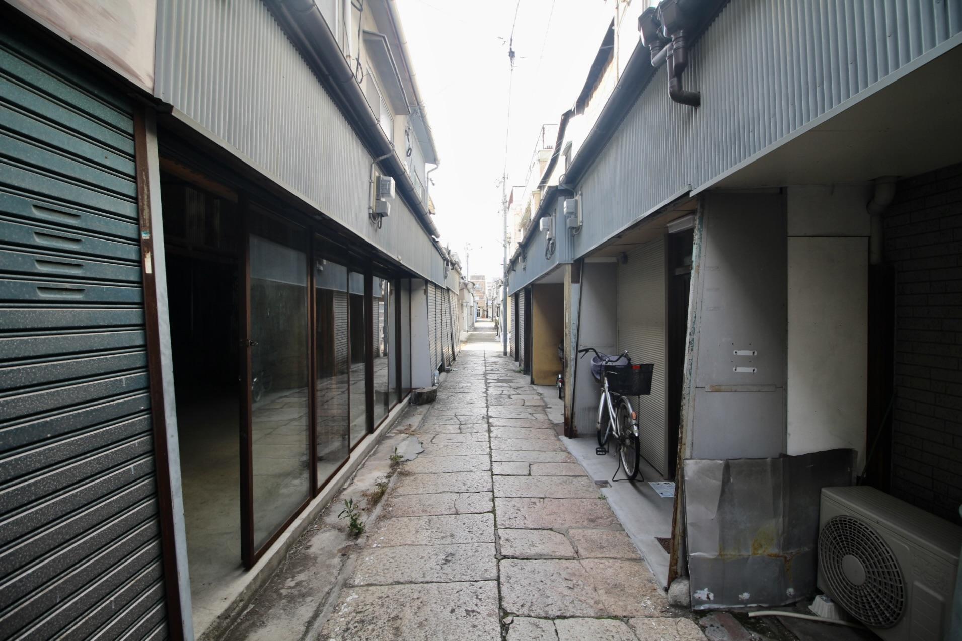 神戸市長田区東尻池町の賃貸物件/前面道路は石畳があります