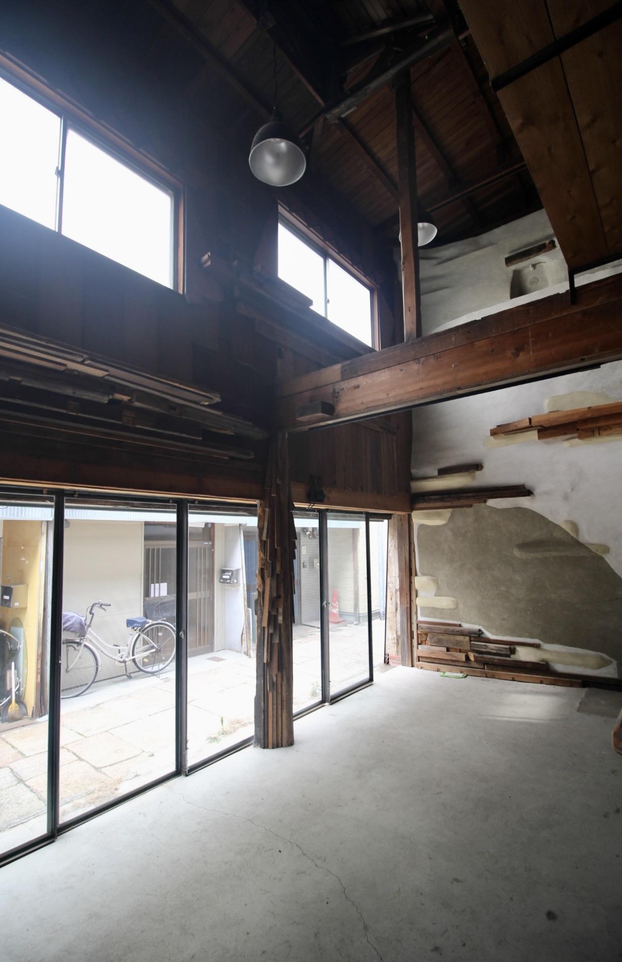 神戸市長田区東尻池町の賃貸物件/吹き抜けには左官屋さんがつくった造形の壁