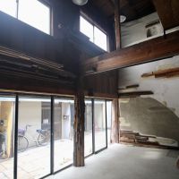 神戸市長田区東尻池町の賃貸物件/吹き抜けには左官屋さんがつくった造形の壁