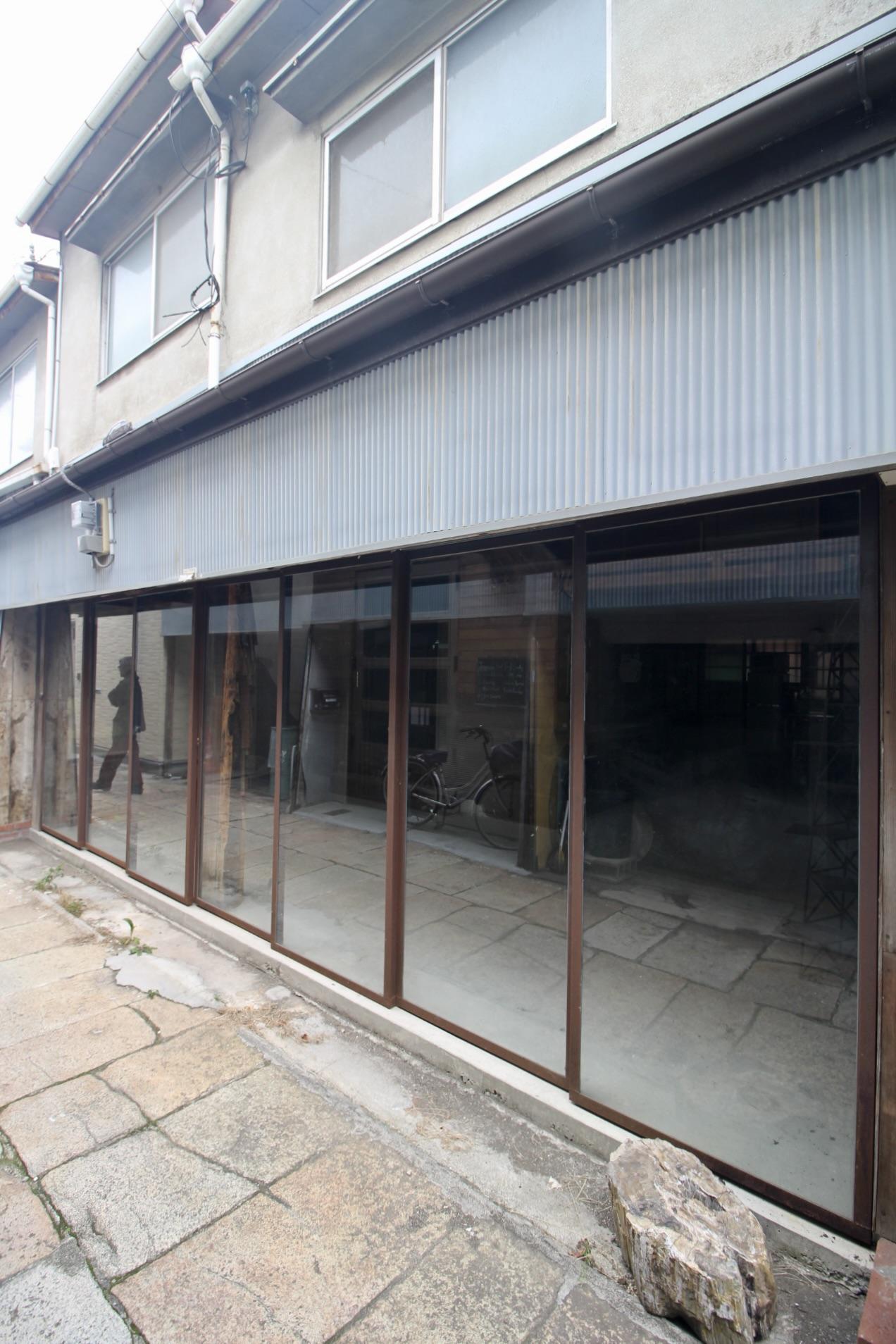 神戸市長田区東尻池町の賃貸物件/ガラス張りの外観、内部がよく見えます。