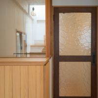 神戸市中央区多聞通の賃貸物件/階段とつながるガラス窓やレトロな扉が魅力的