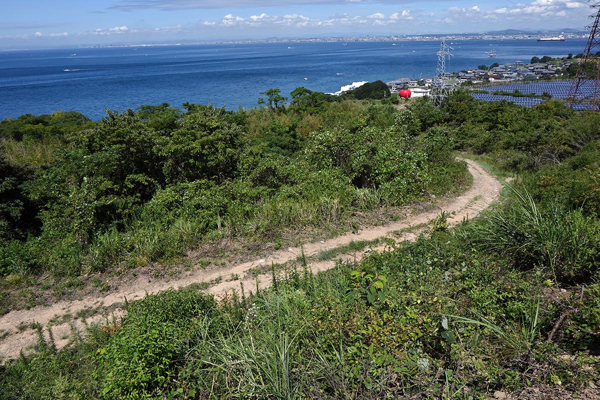 淡路市野島大川の売買物件/山を下っていく途中にある小道を入っていく