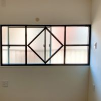 神戸市兵庫区荒田町の売買物件/黒い格子がアクセントの部屋（※リノベーション直後の写真になります。）