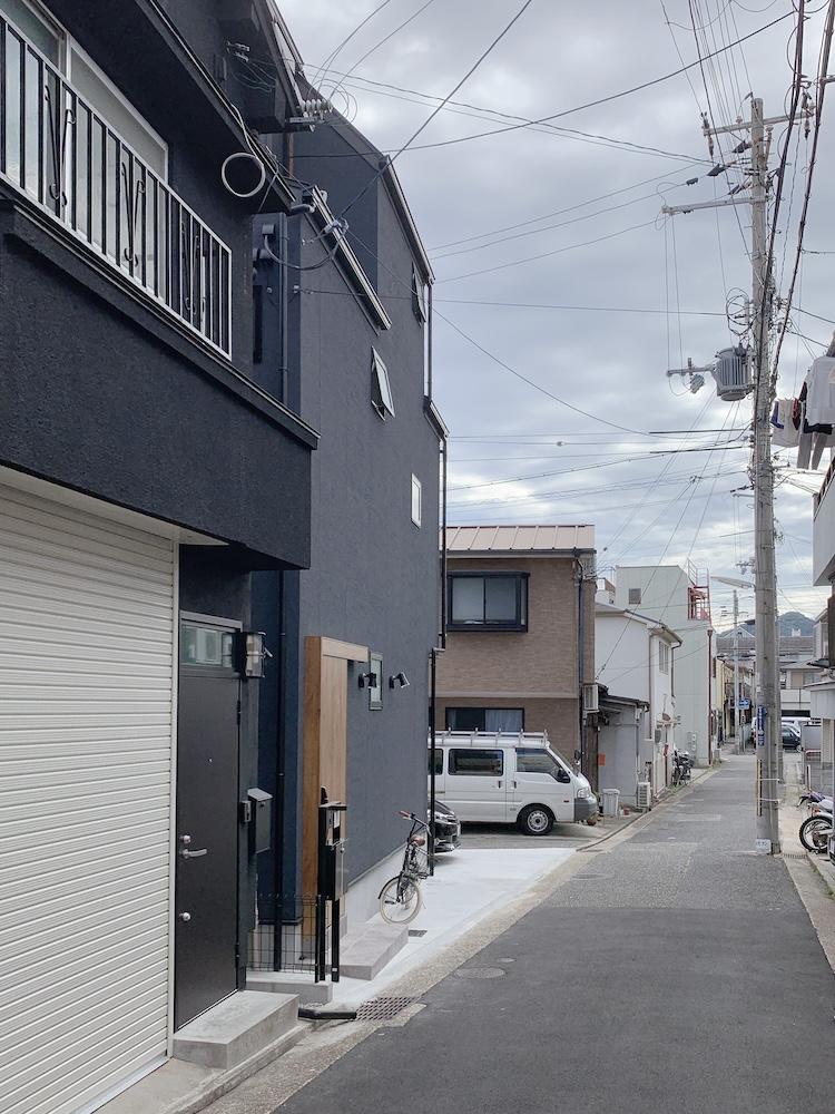 神戸市兵庫区荒田町の売買物件/外観。黒と白でシックに。（※リノベーション直後の写真になります。）