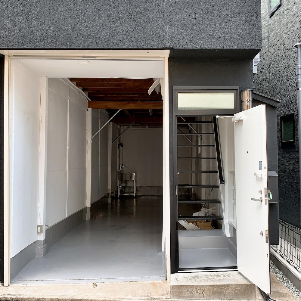 神戸市兵庫区荒田町の売買物件/電動シャッターと玄関扉。住まいと商い。2つの空間をしっかりと間仕切りしています。（※リノベーション直後の写真になります。）