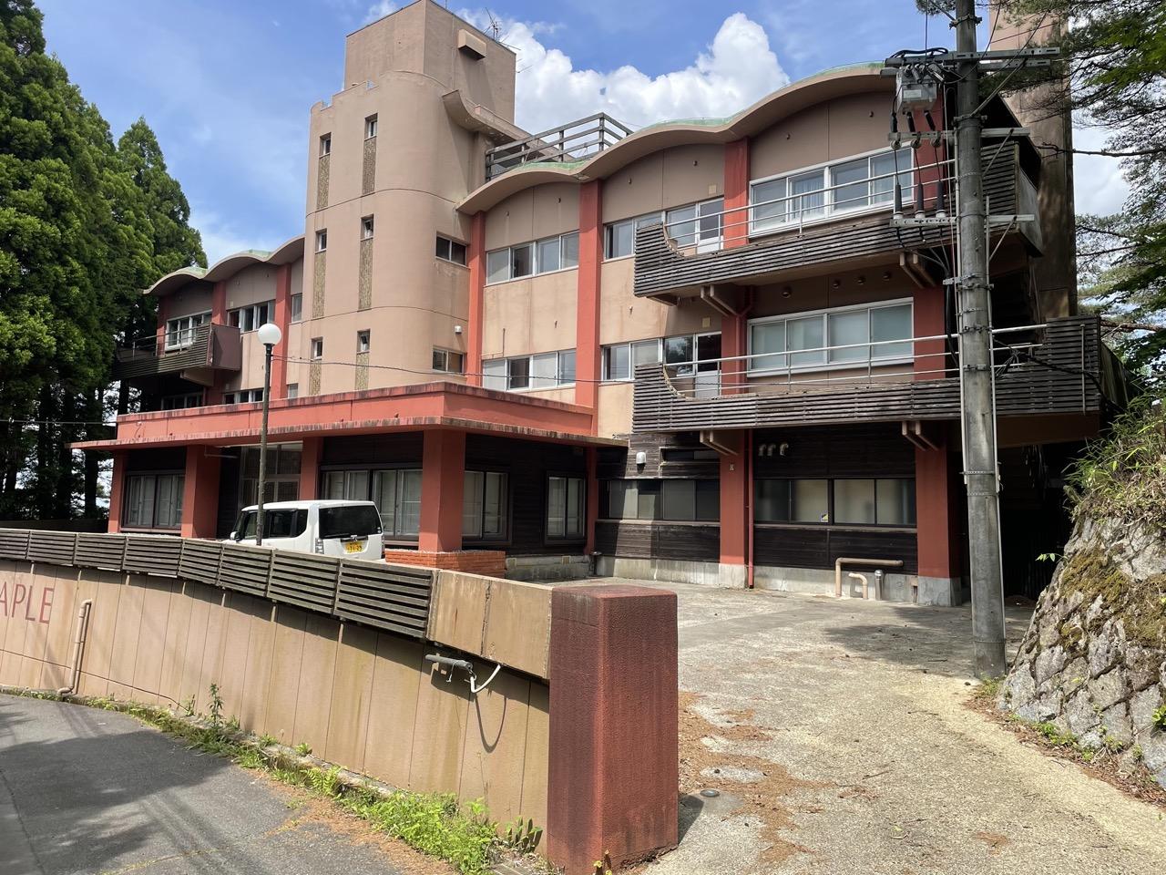 神戸市灘区六甲山町北六甲の売買物件/敷地内には駐車可能、以前はバスで送迎されていたそう。