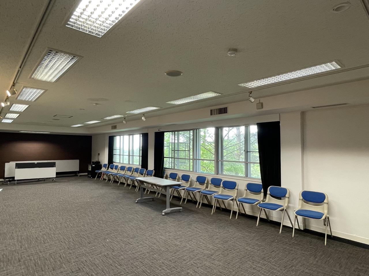 神戸市灘区六甲山町北六甲の売買物件/一階の研修室：60人くらいは余裕でミーティングできそう