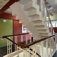 神戸市灘区六甲山町北六甲の売買物件/階段の鋭角と優しい色味の壁紙、コントラストが良いデザイン。