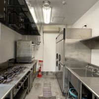 神戸市灘区六甲山町北六甲の売買物件/業務用のガス台・冷蔵庫が並び、しっかりとした広さの厨房