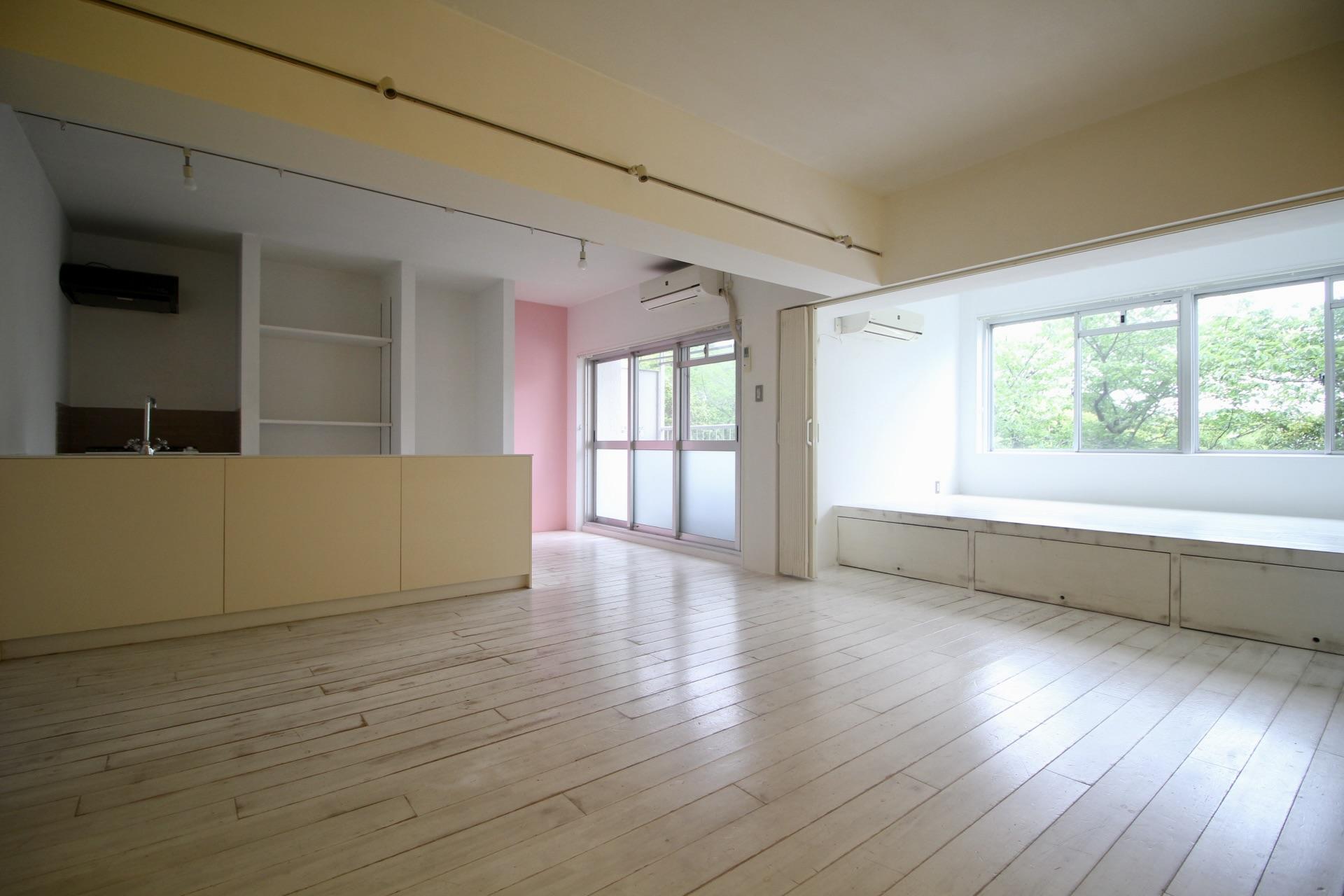 神戸市垂水区塩屋町の売買物件/アンティーク塗装の無垢フローリングが映える、木々と海の眺望を取り込むLDK