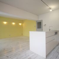 神戸市垂水区塩屋町の売買物件/ハーフミラーの間接照明が、やわらかな雰囲気を演出
