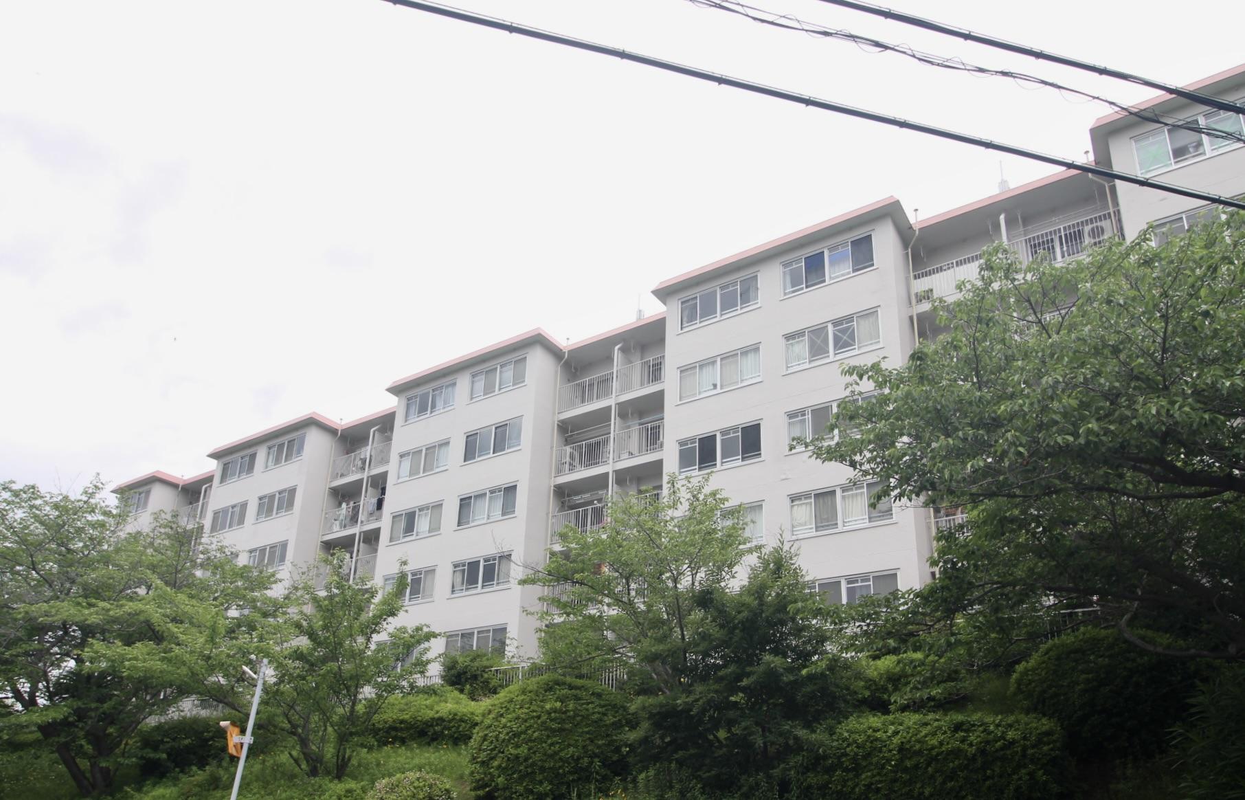 神戸市垂水区塩屋町の売買物件/桜に囲まれたマンションの外観。季節ごとに表情を変える景色が魅力。