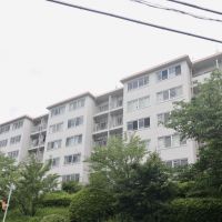 神戸市垂水区塩屋町の売買物件/桜に囲まれたマンションの外観。季節ごとに表情を変える景色が魅力。