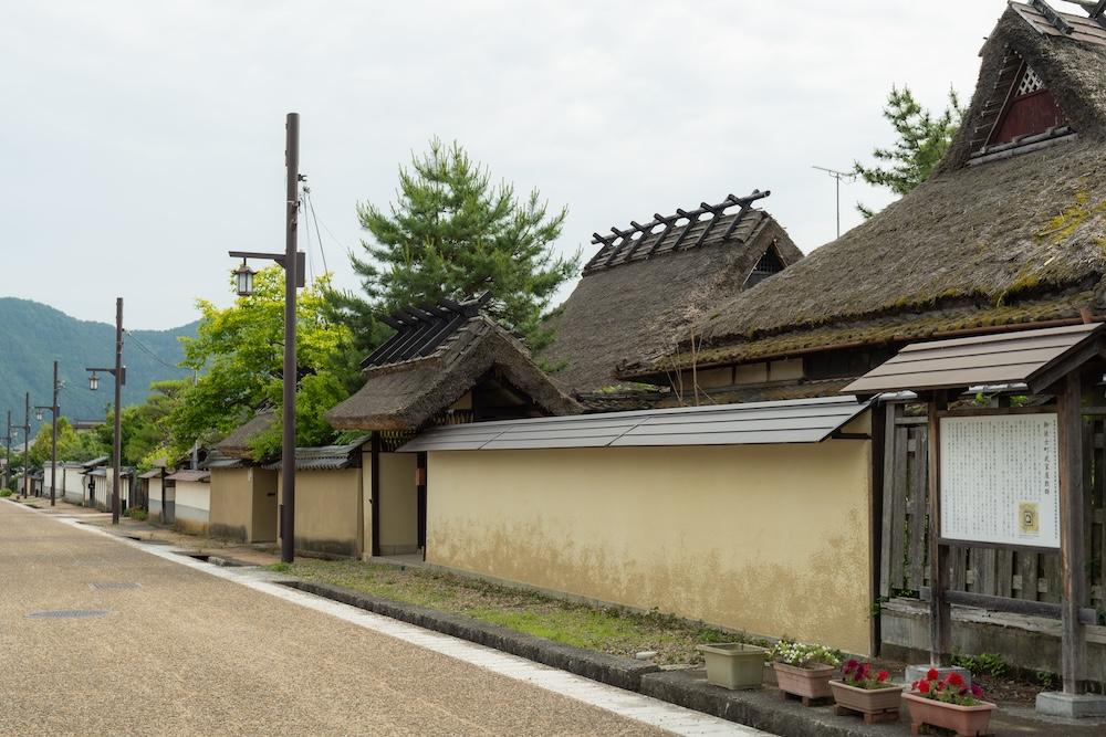 丹波篠山市西町の売買物件/徒歩4分ほどで御徒士町武家屋敷群もあり、茅葺き屋根が並ぶ
