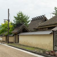 丹波篠山市西町の売買物件/徒歩4分ほどで御徒士町武家屋敷群もあり、茅葺き屋根が並ぶ