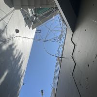 神戸市中央区山本通の賃貸物件/エントランスの吹き抜け。気持ちの良い青空です。