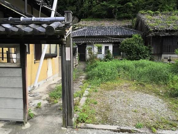 洲本市山手の賃貸物件/右手に駐車スペースあります